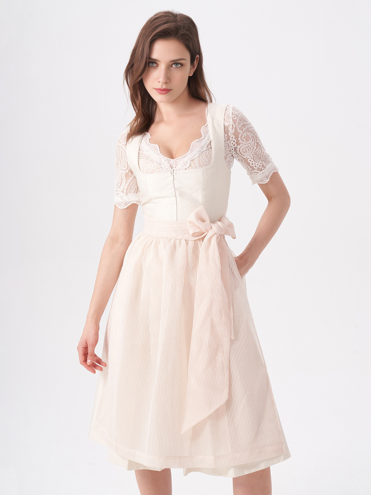 Ein beiges Dirndl mit traditionellem Schnitt und modernen Details