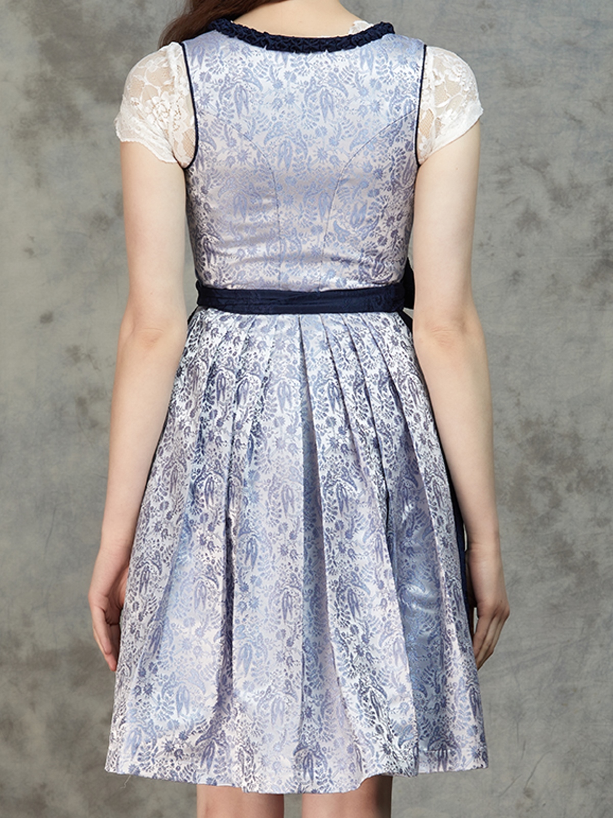 Dirndl samt hellblau – ein stilvoller Blickfang