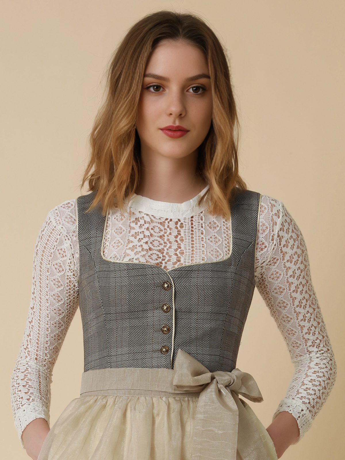 Elegantes dunkelblaues Samt-Dirndl mit Perlenstickerei