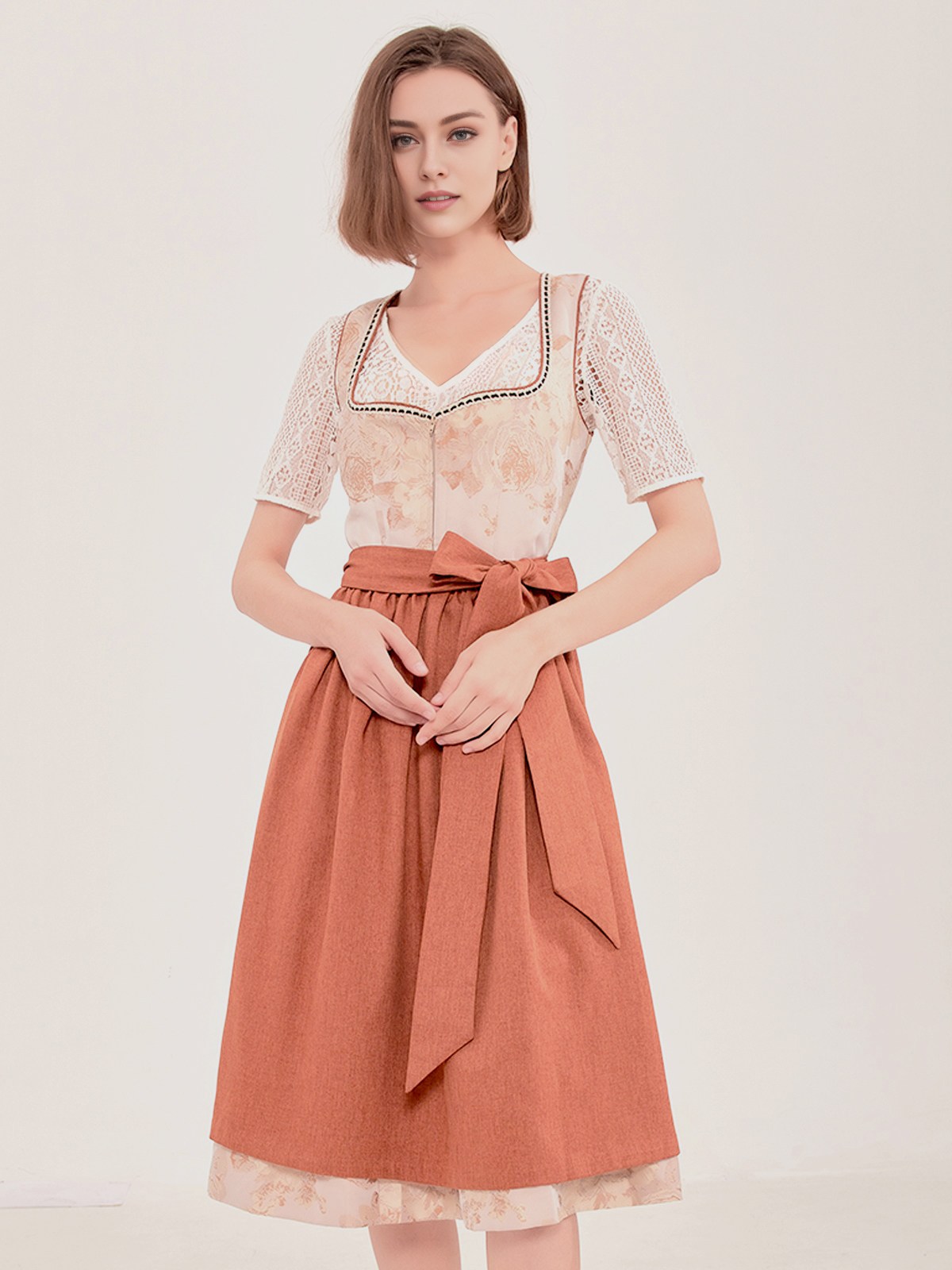 Dunkelblaues Dirndl mit floralen Details