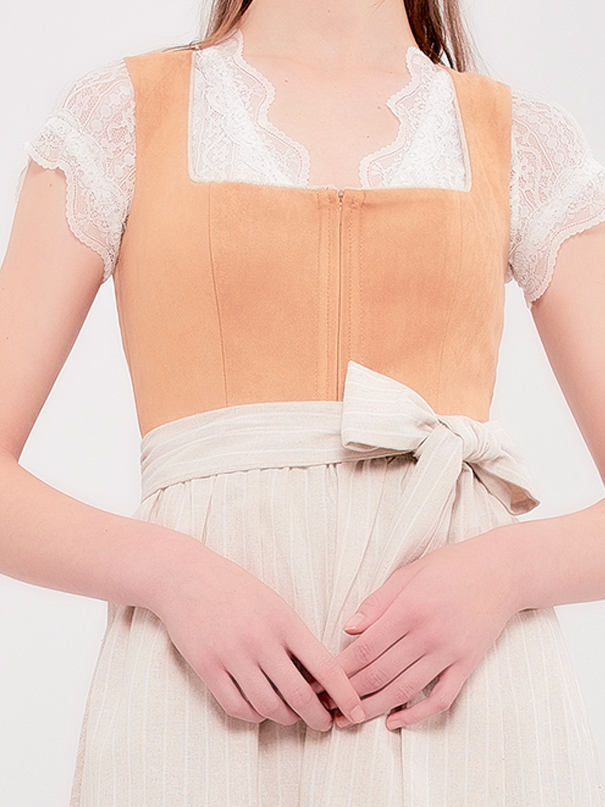 Ein rot schwarz Dirndl mit traditionellem Schnitt und moderner Ausstrahlung