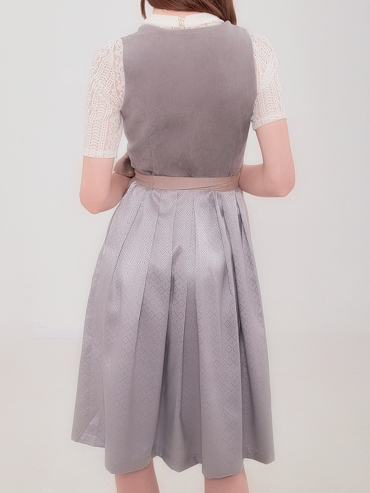 Graues Dirndl mit modernem Schnitt