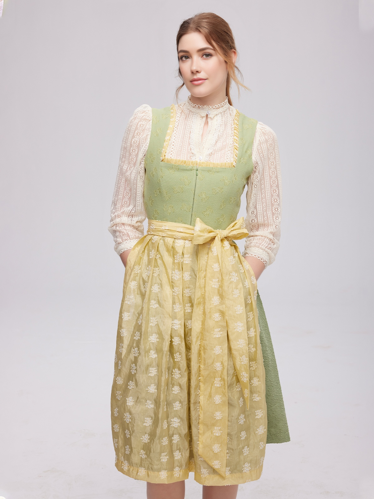 Schwarzes kurzes Dirndl
