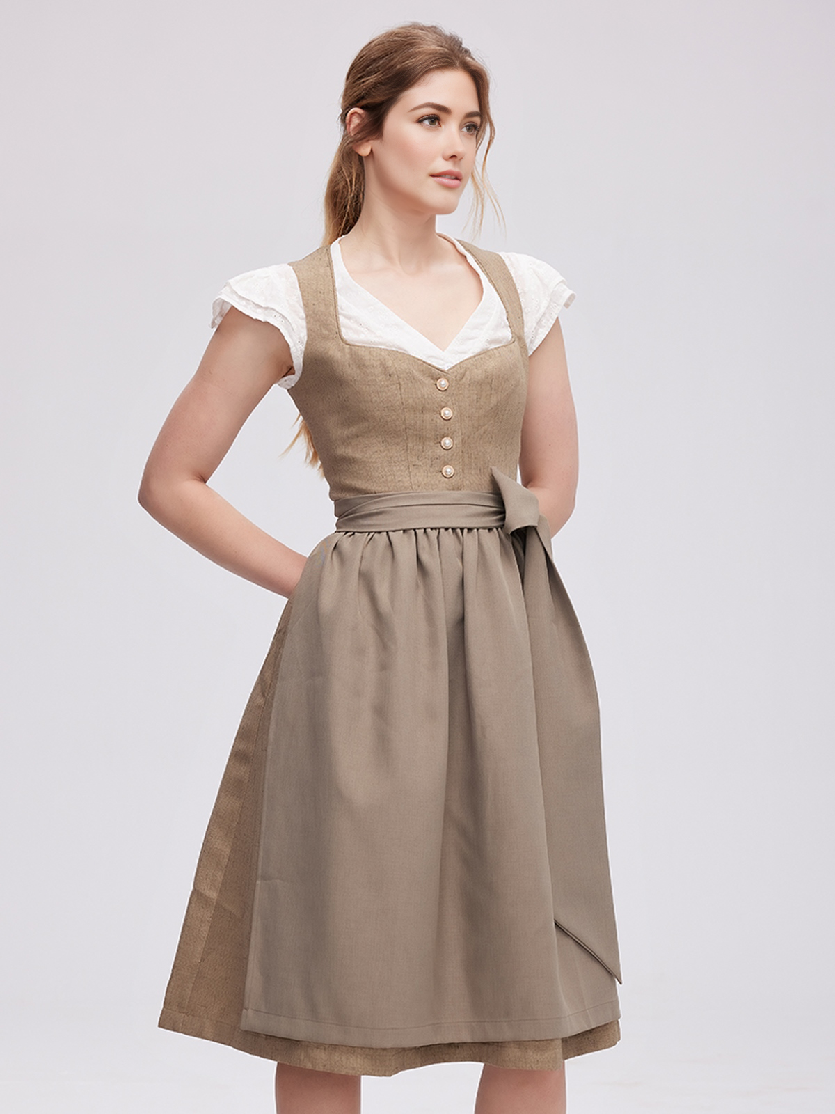 Dirndl in Hellblau mit floralen Details