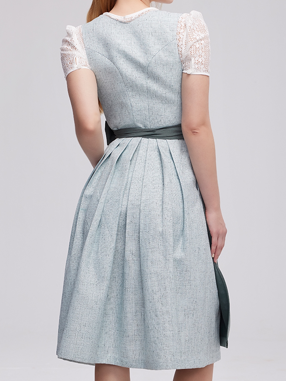 Traditionelles Dirndl in Grün