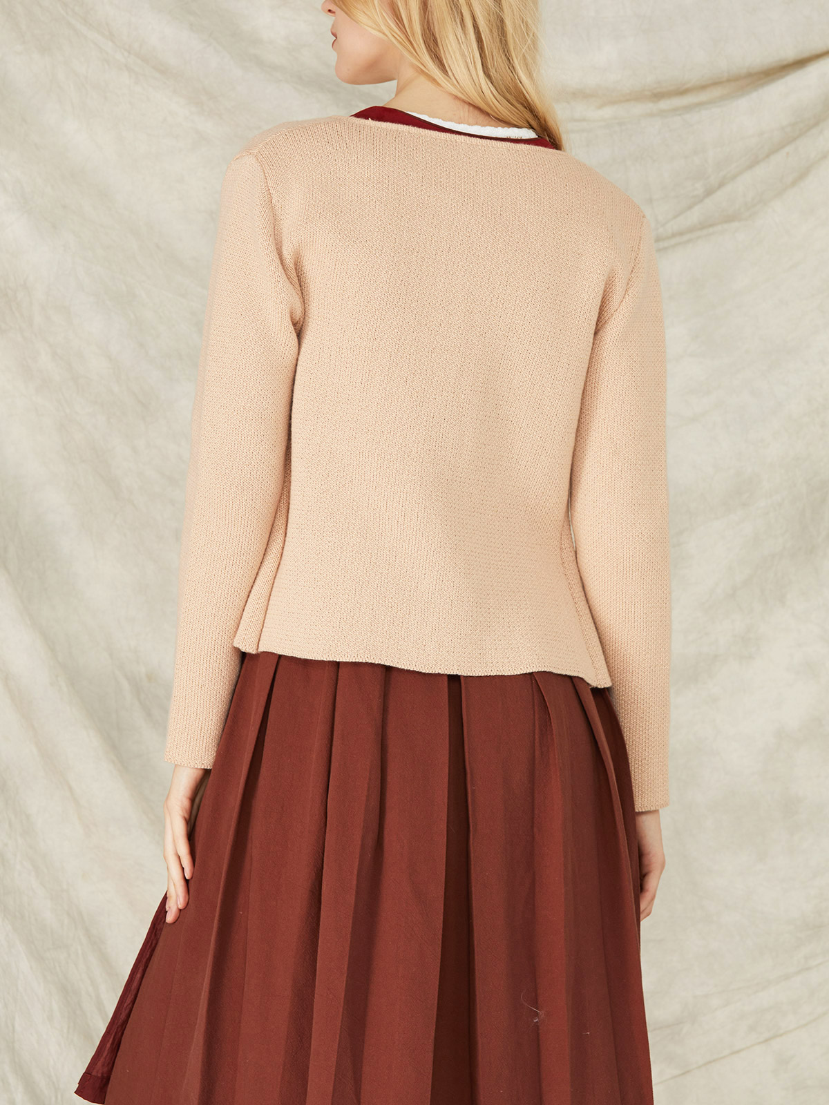 Ein elegantes Dirndl mit Knöpfen in Braun