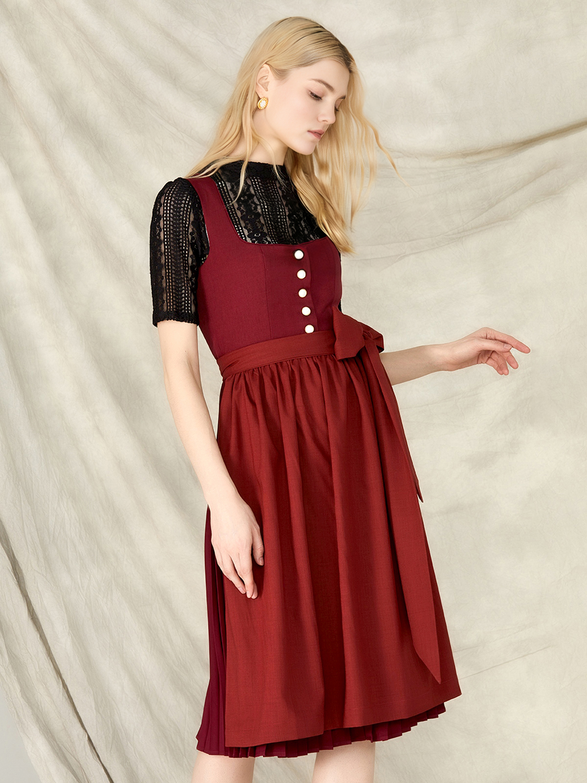 Dirndl in dunkelblau mit roter Schürze