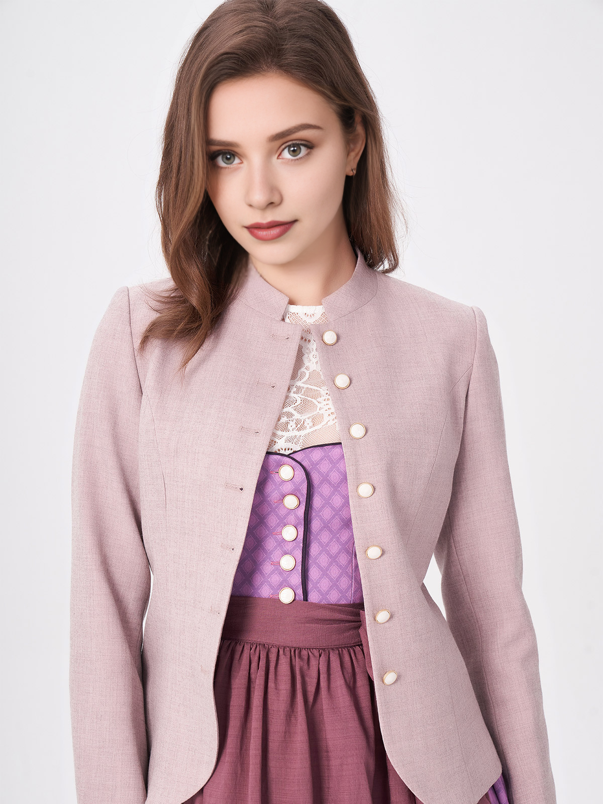 Modernes lila Dirndl mit innovativem Schnitt