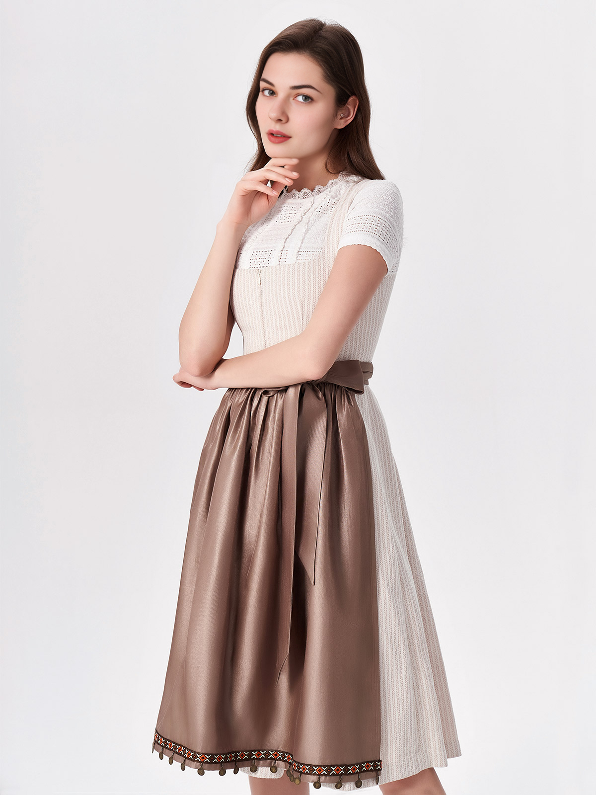 Modernes Dirndl in Beige