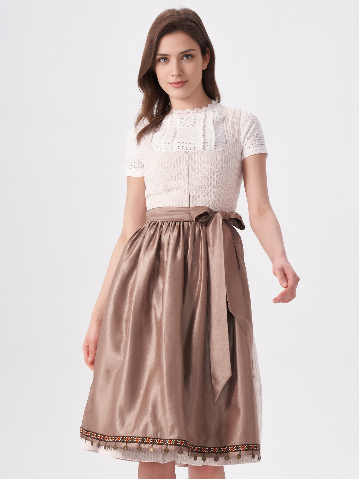 Beige Dirndl mit klassischem Schnitt