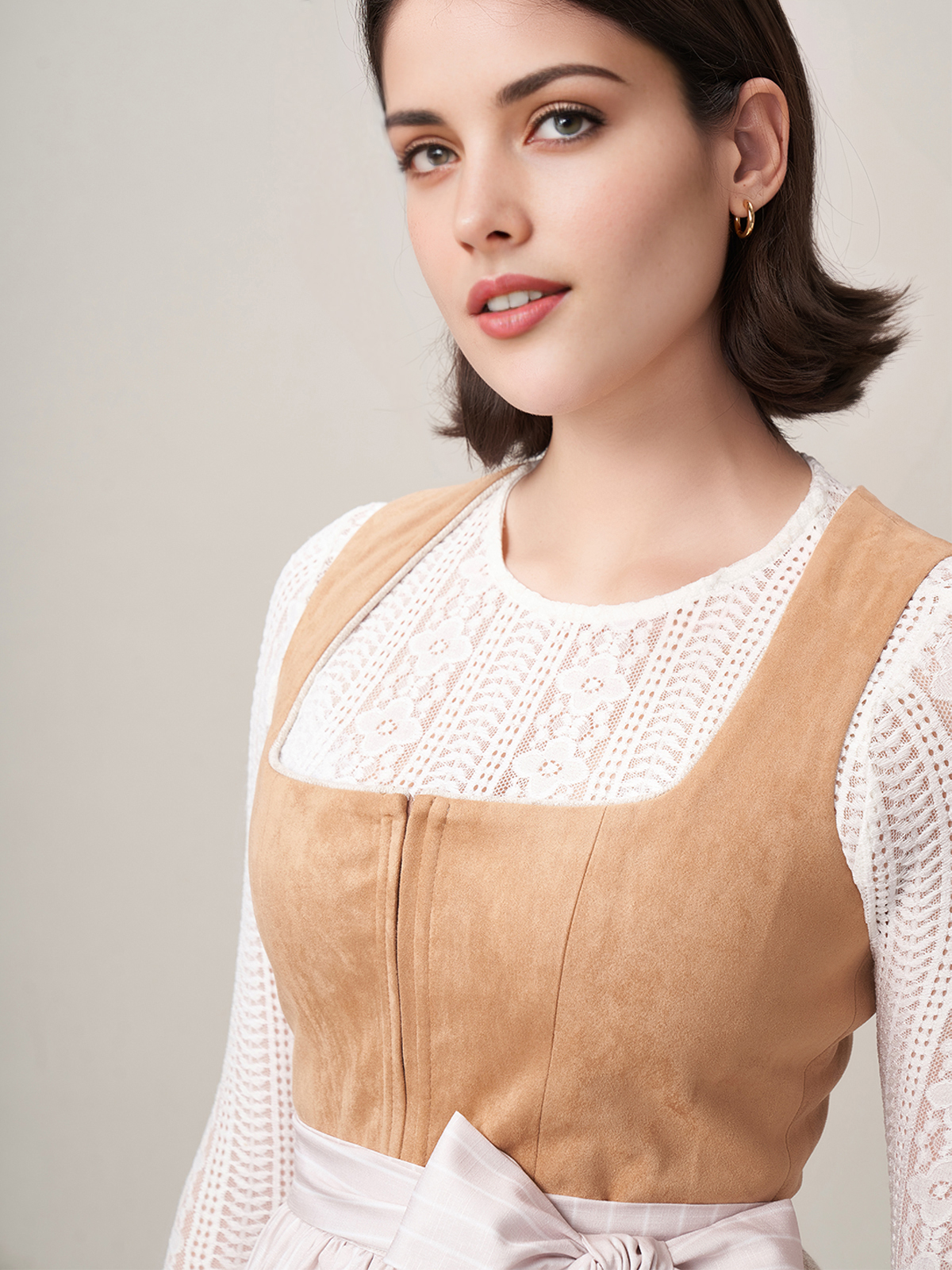 Grün pinkes Dirndl in natürlicher Umgebung