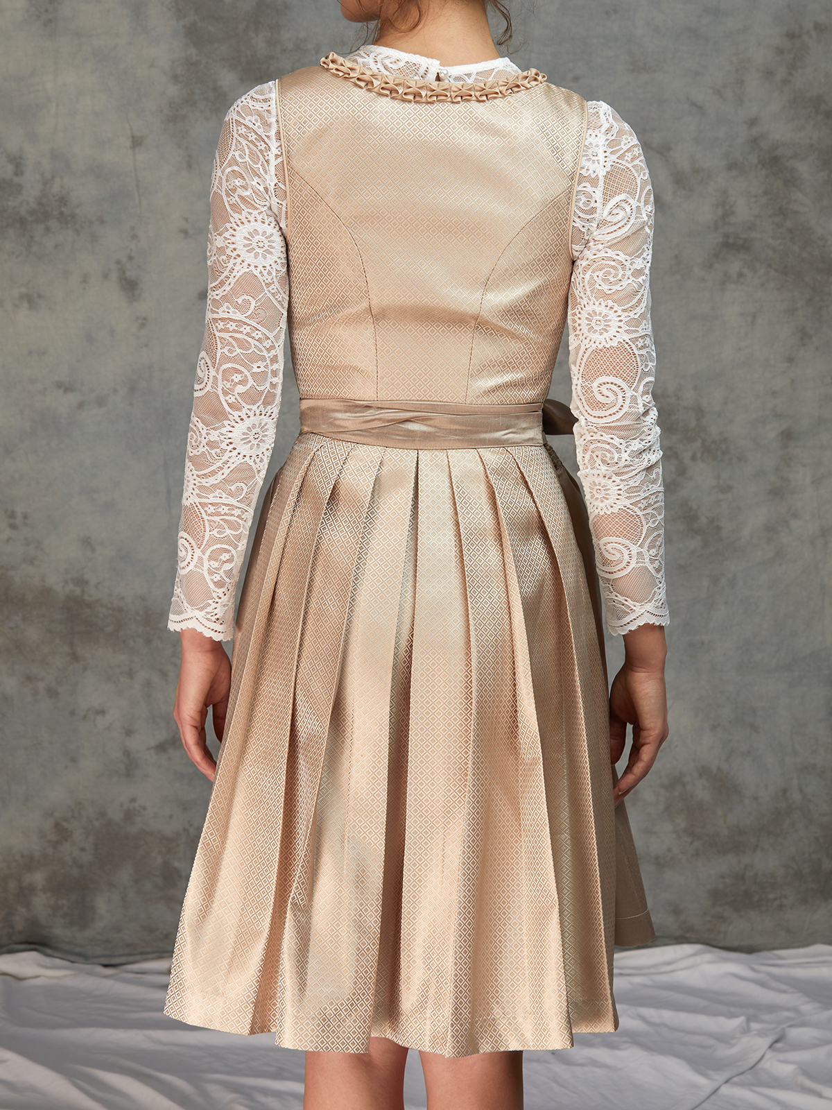 Elegante Langarm Dirndlbluse in Beige