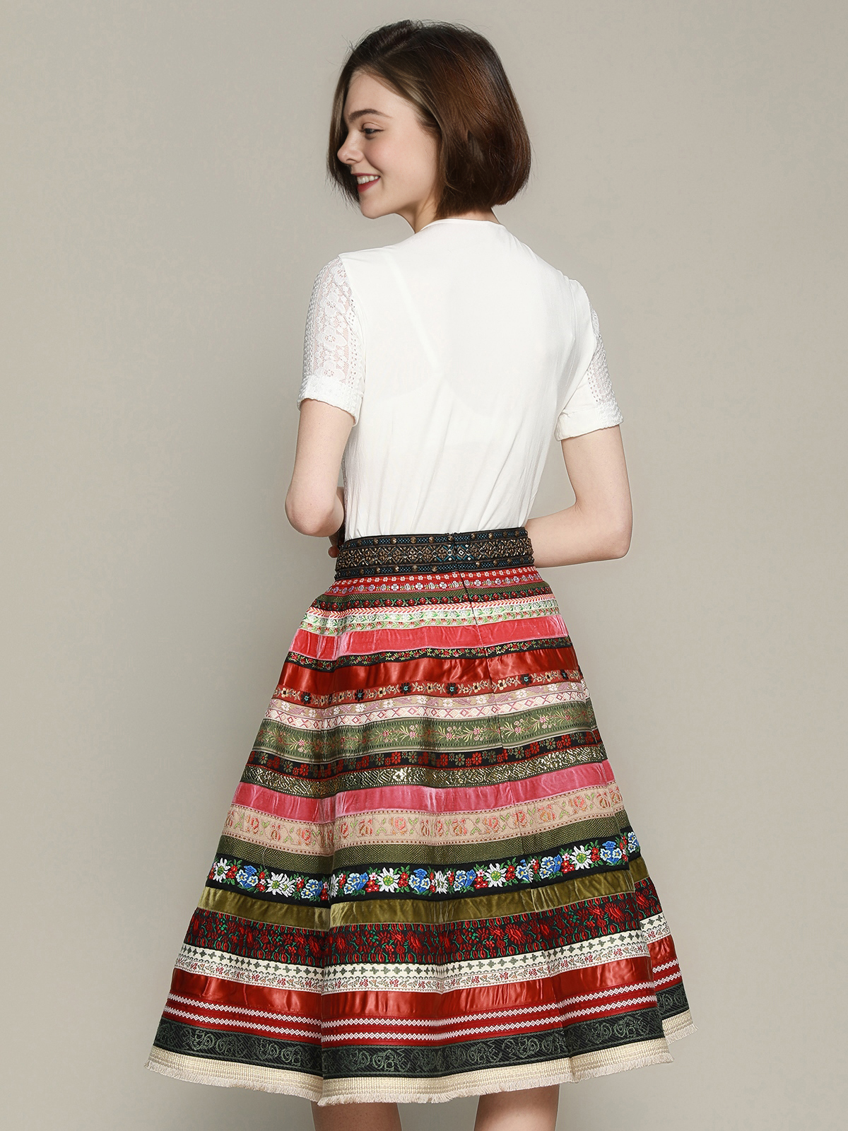 Ein elegantes rotes Ehreer Dirndl mit traditionellen Stickereien