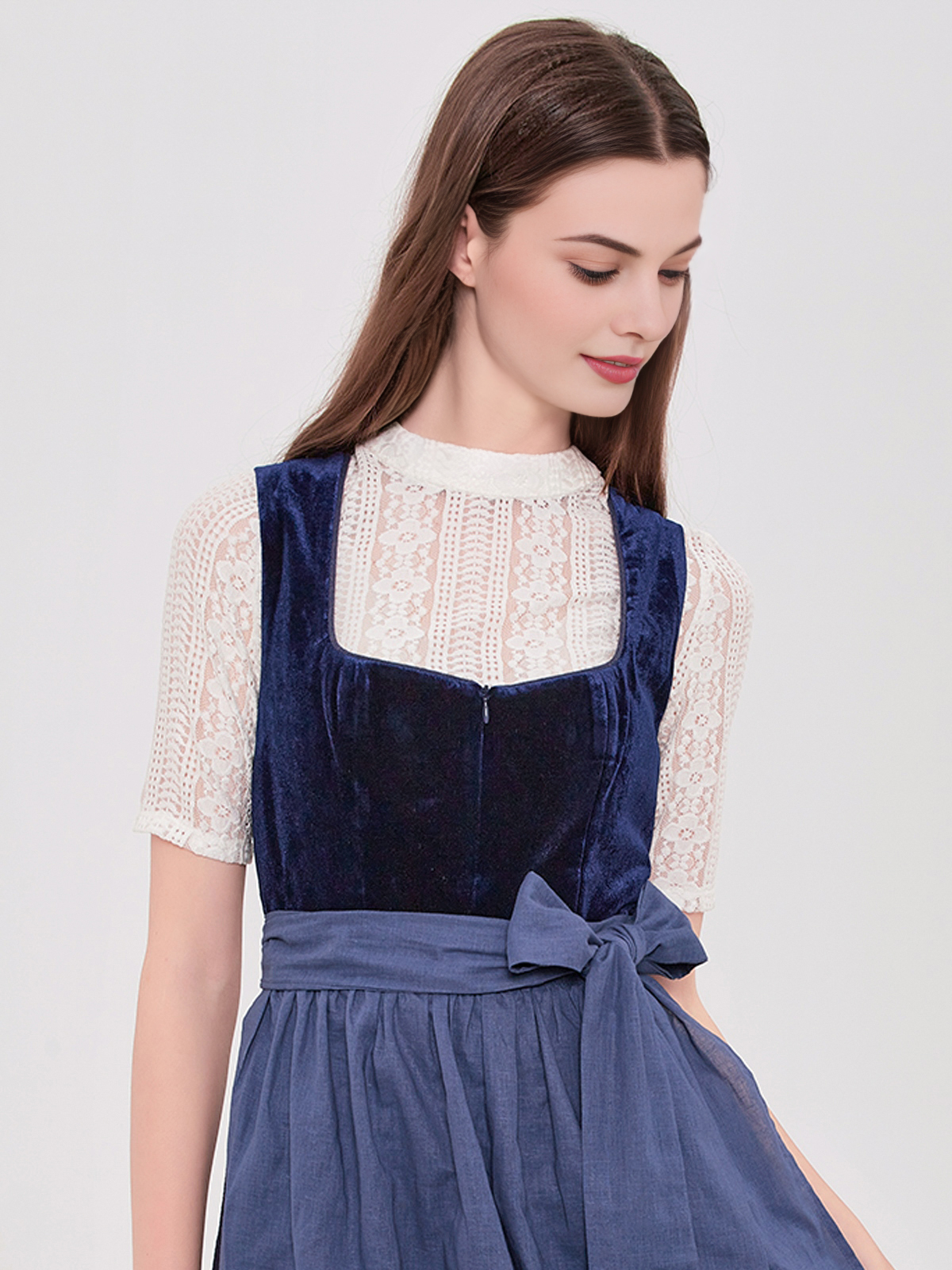 Grünes Dirndl mit blauer Bluse