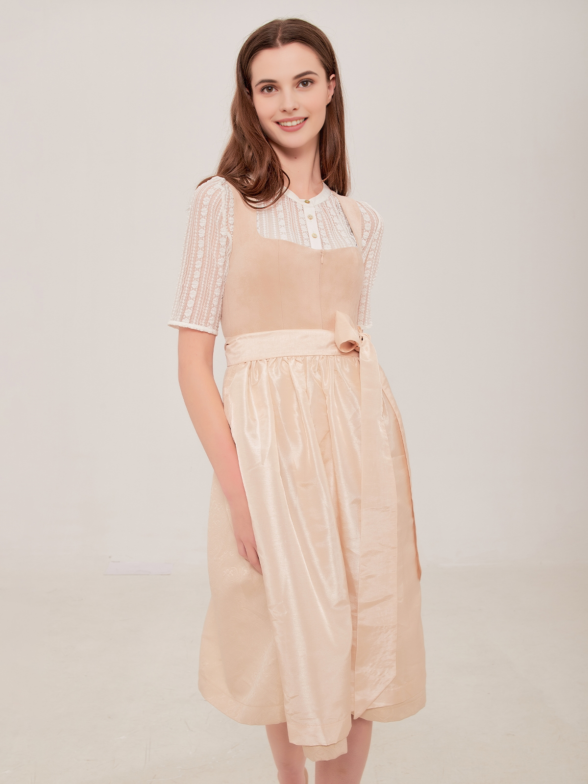 Dirndl in Beige – zeitlos und elegant