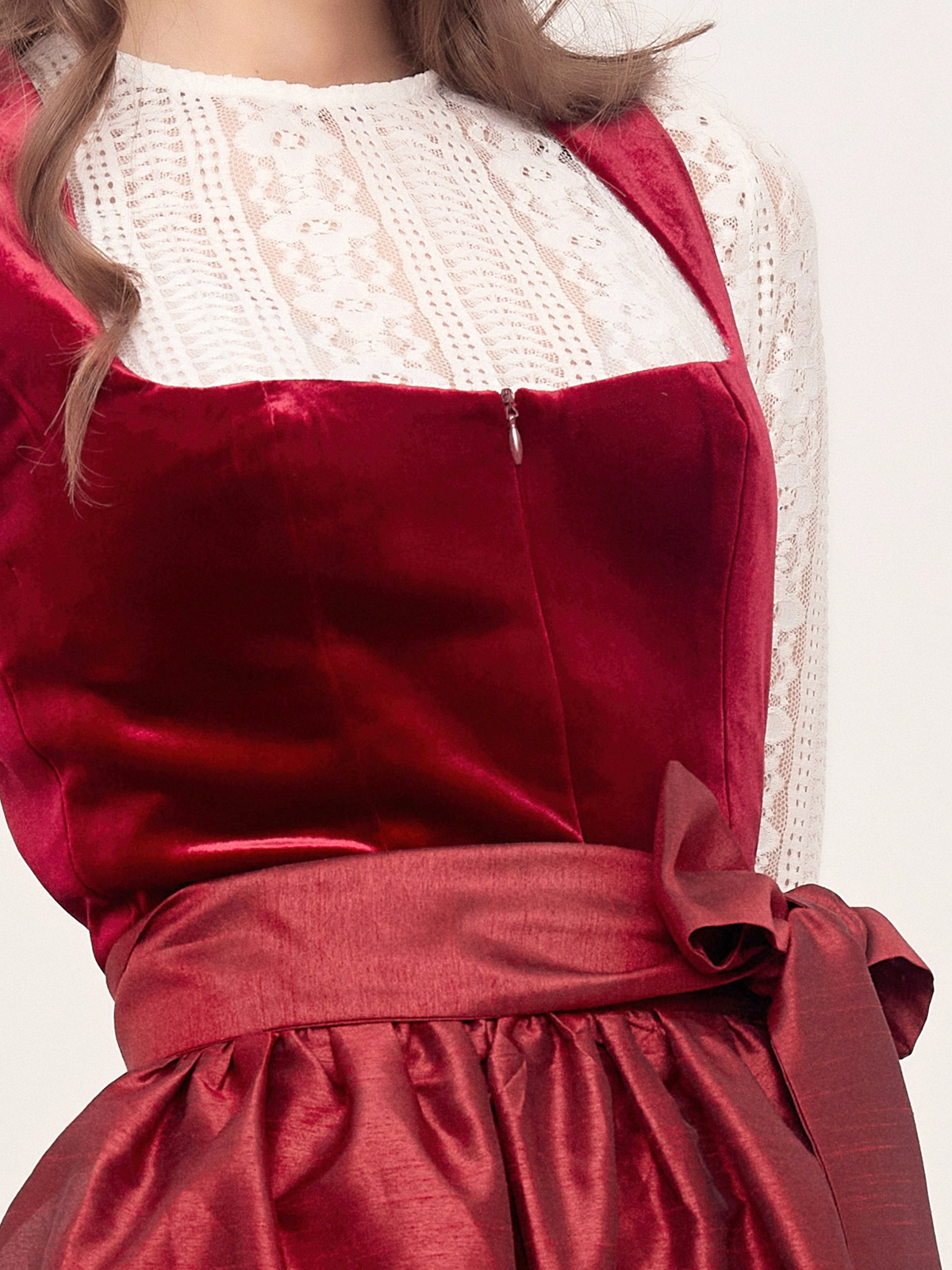 Dirndl in Grün mit floralen Details