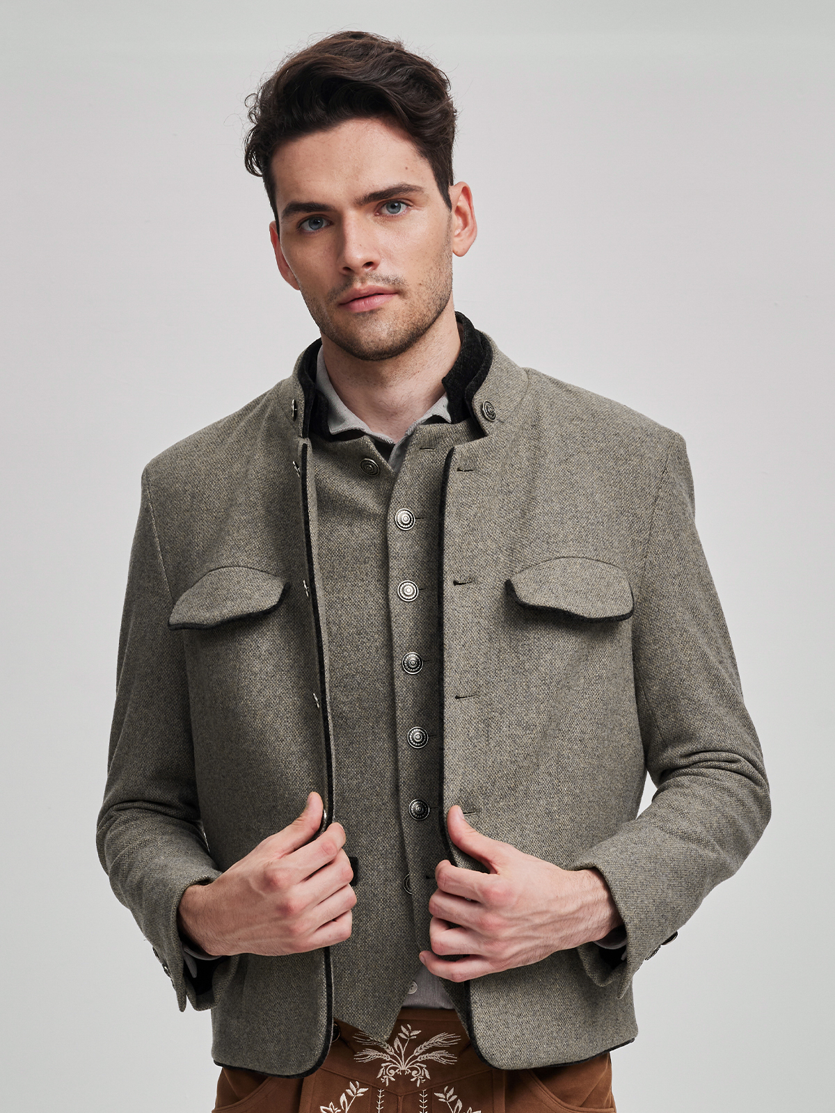 Schwarze Dirndlbluse mit Spitzenverzierung