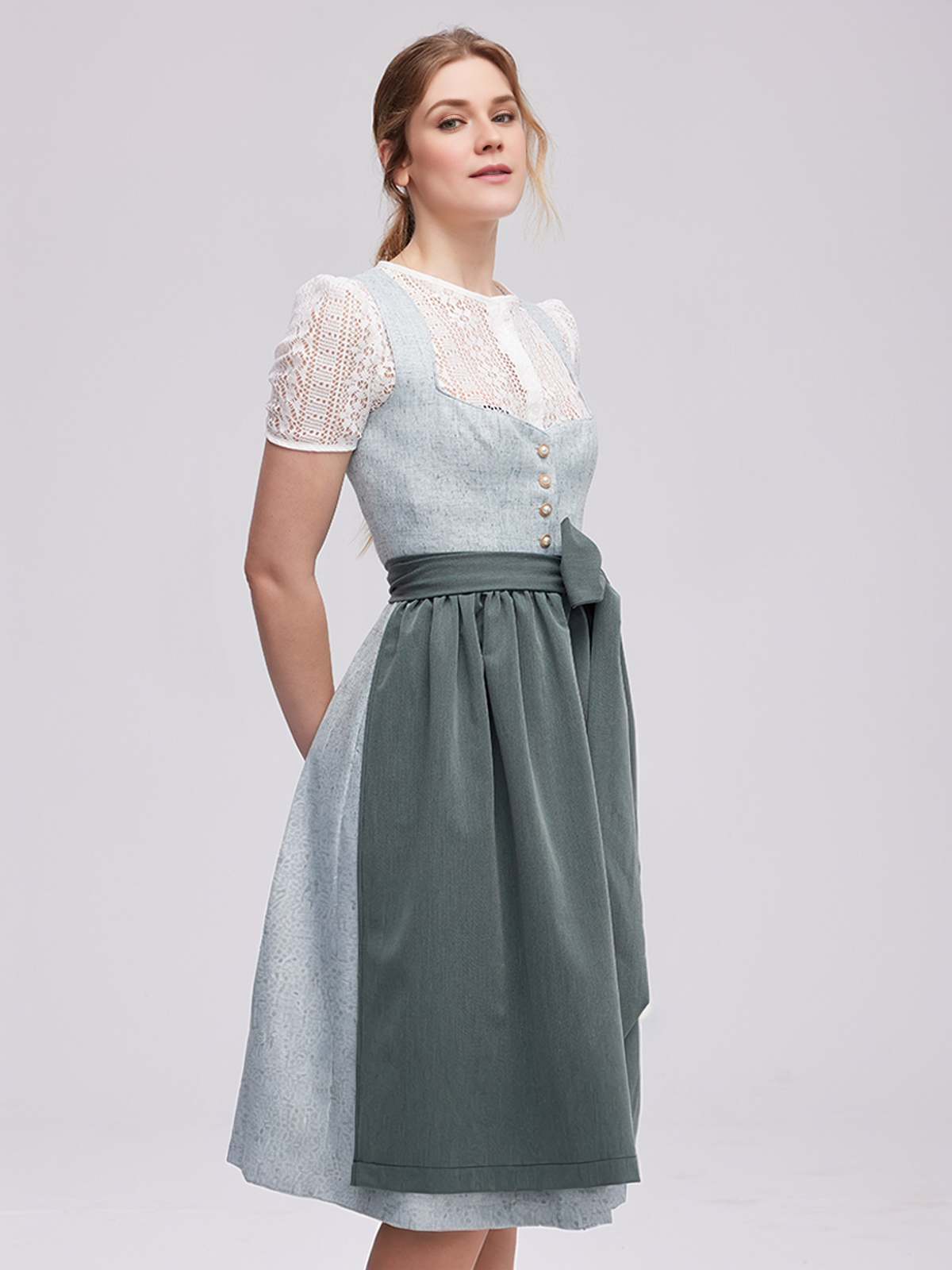 Modernes grünes Dirndl mit floralen Akzenten