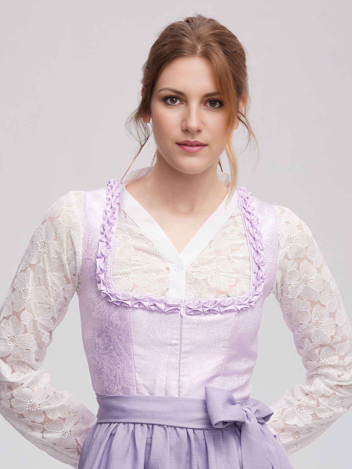 Modernes pinkes Dirndl mit figurbetonter Silhouette