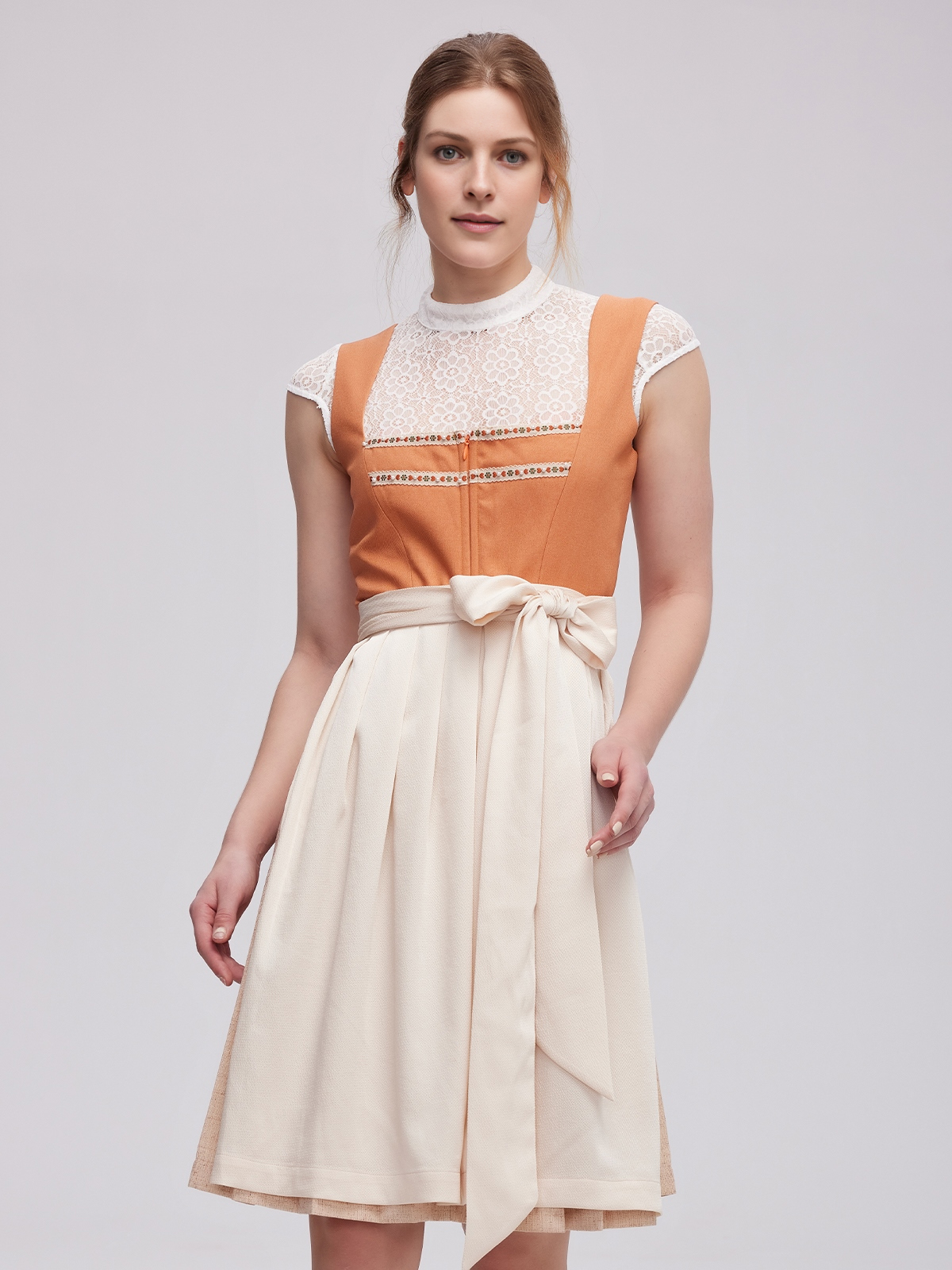 Ehreer Dirndl in Orange – Eleganz und Lebensfreude