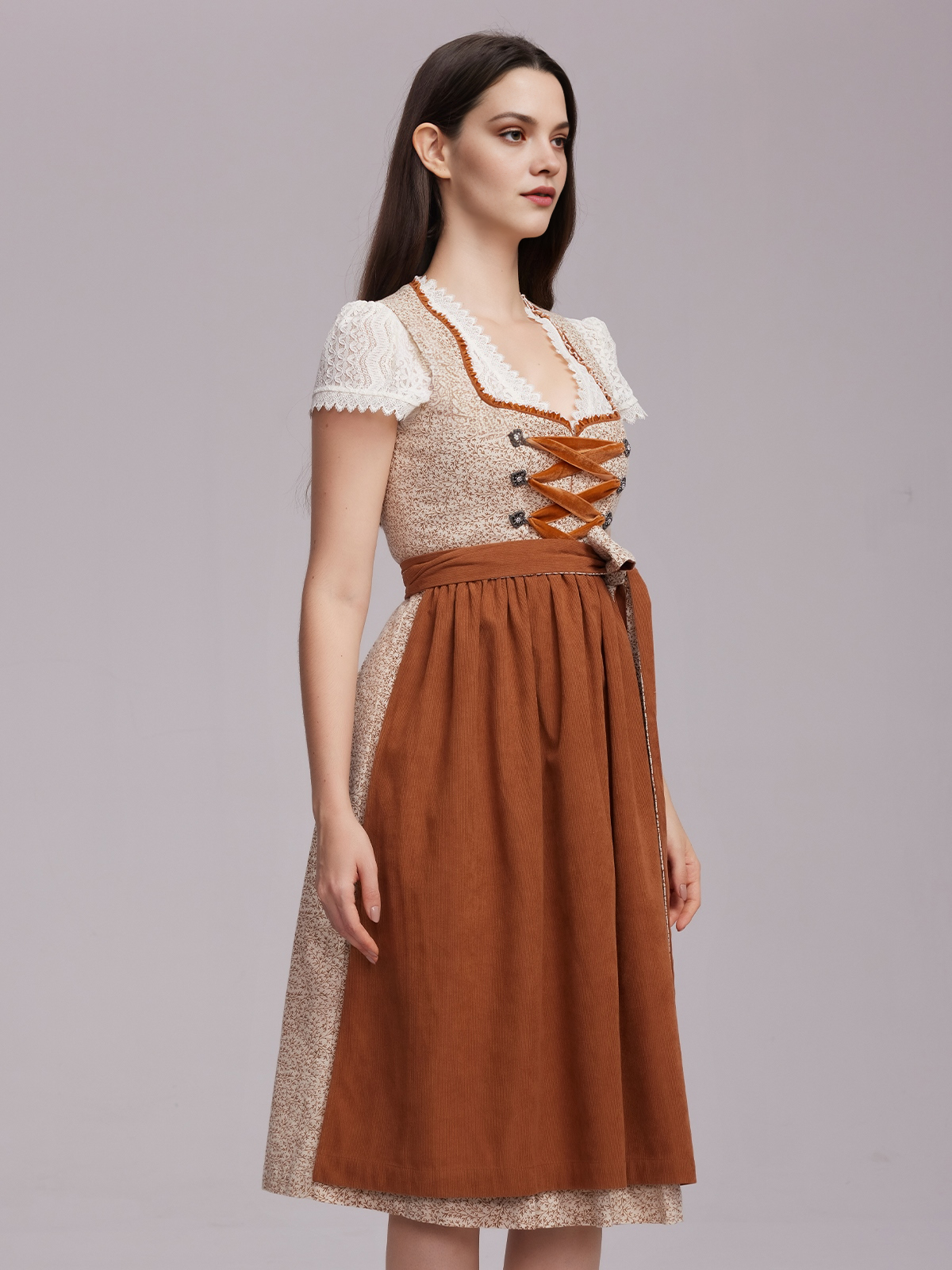 Modernes Dirndl in Braun mit Spitzenbluse