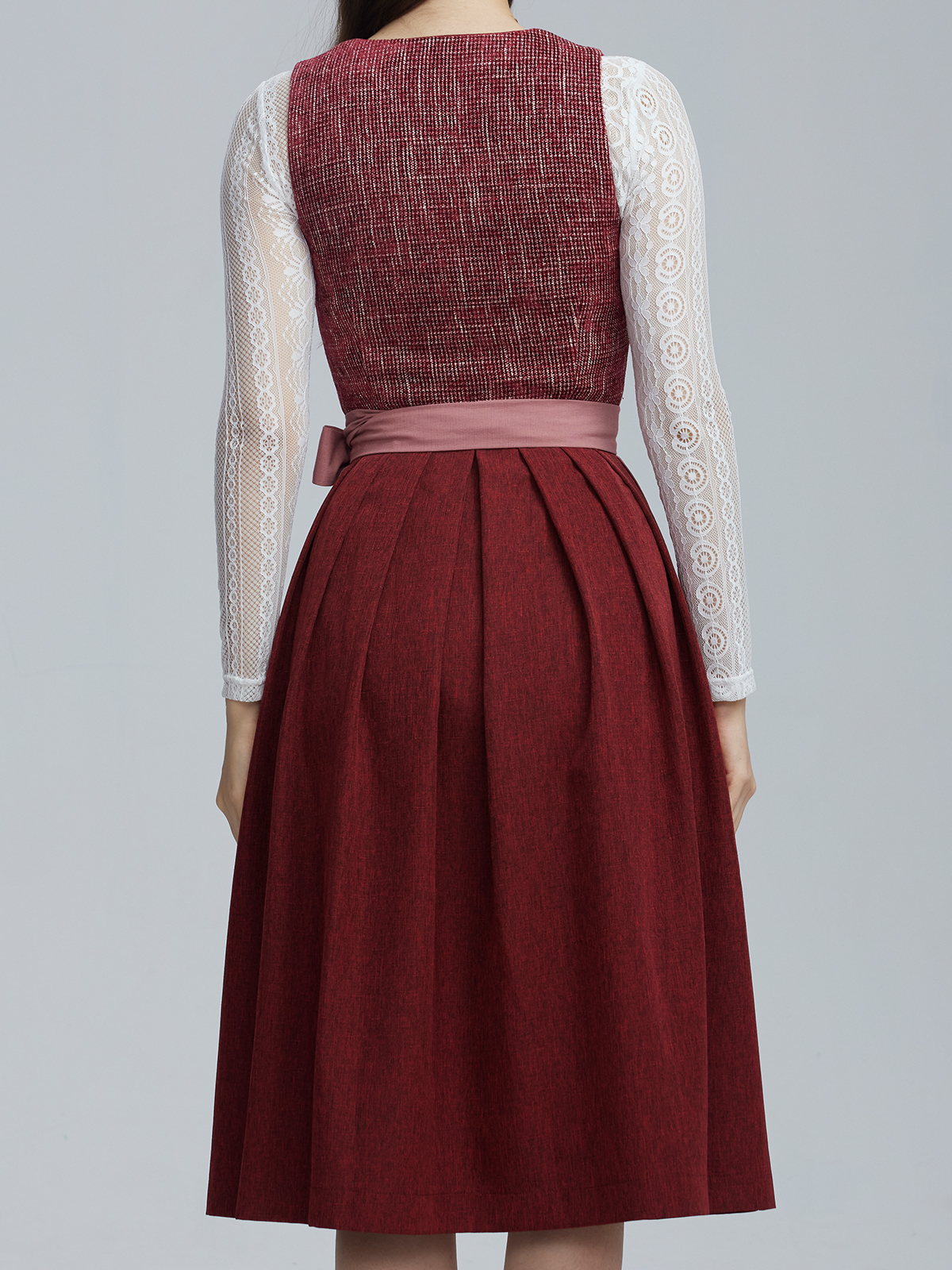 Modernes Dirndl in Rot – perfekt für den urbanen Look