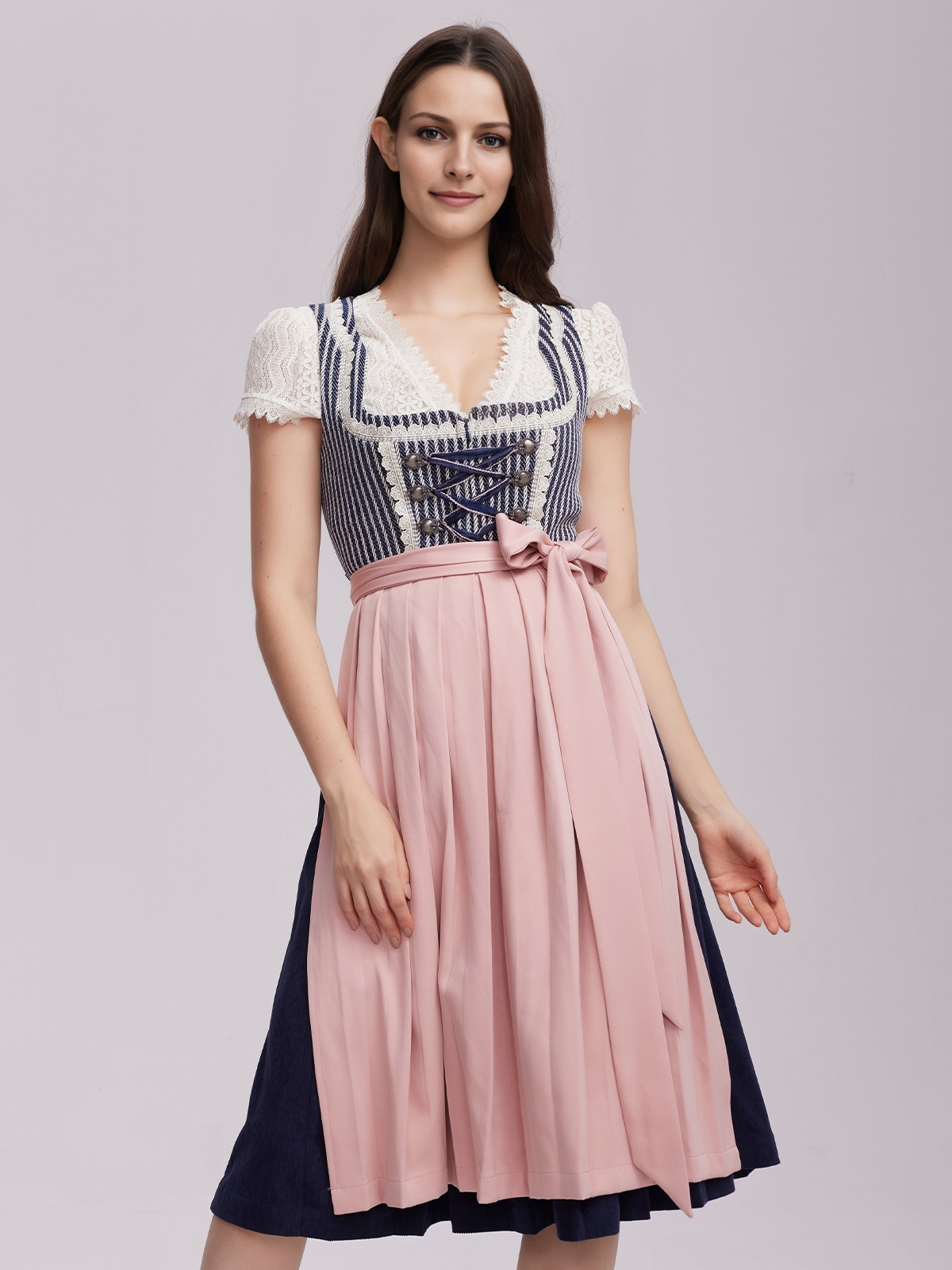 Moderne Dirndl.Bluse in Blau
